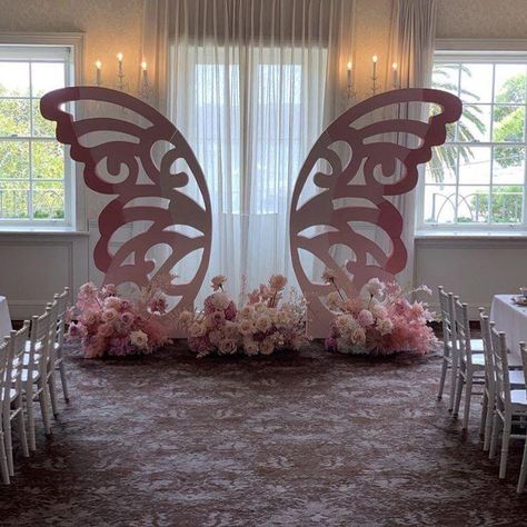 Butterfly Wedding Theme Centerpieces, Butterflies Party Ideas Decorations, Butterfly Themed Centerpieces, Pink Butterfly Quinceanera Theme, Diy Butterfly Centerpieces, Butterfly Centerpieces Quinceanera, Butterfly Backdrop Ideas, Butterfly Theme Centerpieces, Butterfly Centerpiece Ideas