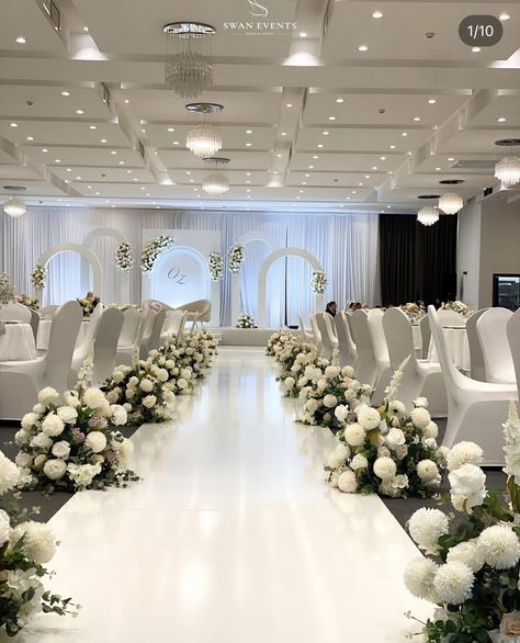 Wedding Walkway Ideas, Ballroom Decor, Wedding Hall Decorations, Simple Wedding Decorations, Dream Wedding Decorations, White Wedding Theme, Green Wedding Colors, Arab Wedding, Wedding Hall