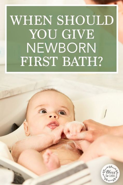 First Bath Newborn, Baby Bath Seat, Baby Tub, Newborn Bath, Newborn Baby Tips, Baby Life Hacks, Sleep Training Baby, Baby Bath Tub, Baby Bath Time