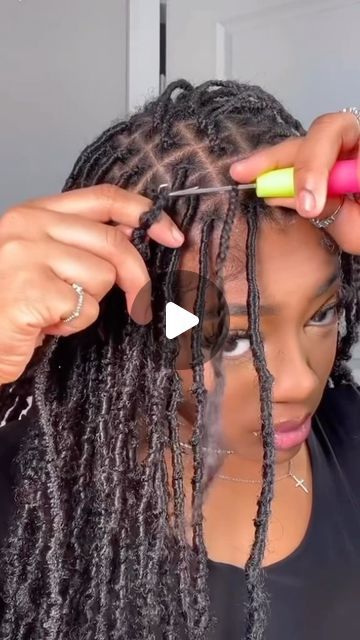 💯Raw Human Hair Vendor on Instagram: "Knotless Faux Locs Tutorial!😻Drop a like for her amazing work!👍🏾Follow @elfinhair_beauty for more inspiration~  👉🏽Click our bio website to find more hairstyles~ 💸Use coupon code: “VV10” —————————————————— ⬇️COMMENT BELOW⬇️ ❤️LIKE, SAVE AND SHARE❤️ . .  . .  . .  .  . #explorepage  #satisfyingvideos #blackgirlmagic  #braidstyles  #inspiration  #viral  #arroganttae  #transformation #cutegirlhairstyles #blackgirls #naturalhair #frenchbraids 😘#locs #braider #babygirl #locs4life #naturalhairstyles #knotlessbraids #boxbraids #braidseason #dutchbraids #bohobraids #goddessbraids #locstylesforwomen" How To Do Faux Locs, How To Style Faux Locs, Small Faux Locs Long, Styling Faux Locs Hairstyles, Shoulder Length Soft Locs, Faux Locs Over Real Locs, Small Faux Locs, Knotless Faux Locs, Faux Loc Bob