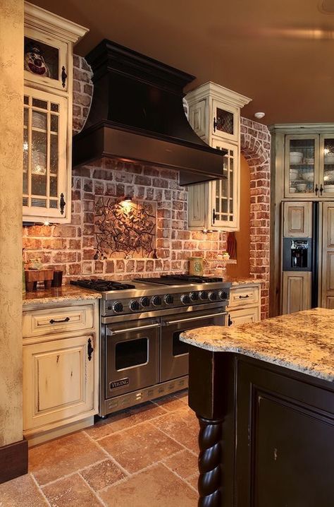 Country kitchen with accent brick backsplash Hobbit Kitchen, Dapur Rustic, Modern Farmhouse Kitchen Cabinets, Farmhouse Kitchen Backsplash, Kitchen Set Cabinet, Gallery Kitchen, Rustic Kitchen Cabinets, Brick Backsplash, Farmhouse Kitchen Cabinets