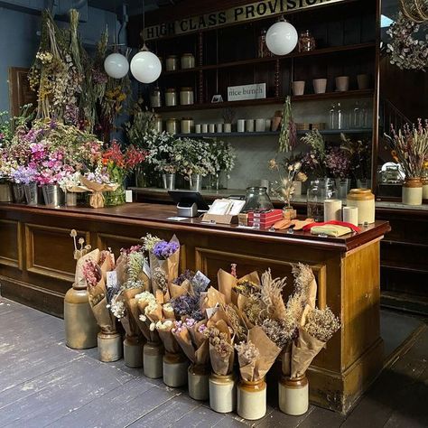 Floristry Workshop, Florist Interior, Florist Shop Interior, Florist Studio, Flower Cafe, Flower Shop Design, Bookstore Cafe, Farm Store, Sensory Garden