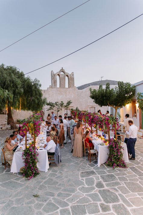 Colorful Italy Wedding, Colorful Greek Wedding, Greek Island Wedding Ideas, Greek Wedding Table Setting, Small Europe Wedding, Mediterranean Style Wedding Decor, Greece Wedding Colors, Greece Wedding Color Schemes, Mediterranean Flowers Wedding