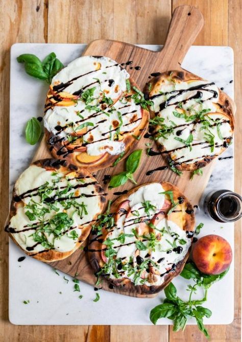 Savory Peach Recipes: Peach caprese salad is even better as a pizza Burger Vegetarian, Easy Summer Meal, Peach Caprese, Pizza Vegetarian, Sandwich Vegetarian, Naan Pizza Recipes, Pizza Vegetariana, Resep Pizza, Healthy Summer Dinner Recipes