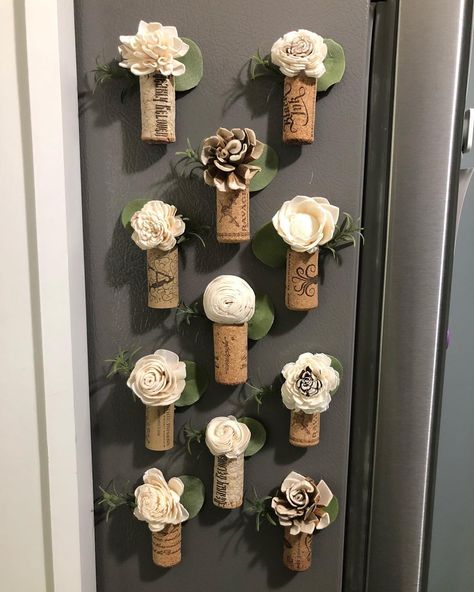 Wine Cork Decor Ideas, Wine Cork Magnets Diy, Wine Cork Magnets, Easy Cork Crafts, Wine Cork Gift Ideas, Cork Magnets Diy, Crafts With Wine Corks, Wine Cork Christmas Crafts, Wine Cork Centerpiece