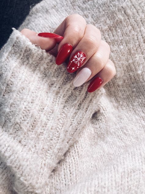 Red Snowflakes Nails, Red Christmas Nails With Snowflake, Red Nails White Snowflake, Christmas Red And White Nails, Christmas Nails Red Snowflake, Red And White Snowflake Nails, Red Nails With White Snowflakes, Red Snowflake Nails Acrylic, Red Nails Snowflake