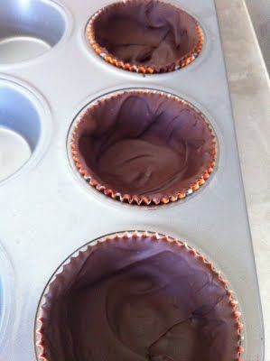 how to make chocolate bowls without the balloon. (possibly safer from chemicals on balloons) Chocolate Molding, Chocolate Bowls, Chocolate Bowl, Mini Torte, Baking Hacks, Eggless Desserts, Creative Cooking, Special Cakes, Chocolate Shells