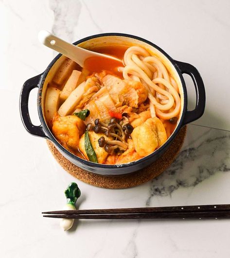 Kimchi Udon Soup - Yeji's Kitchen Stories Kimchi Udon Soup, Kimchi Udon, Korean Noodle Soup, Onigiri Recipe, Udon Soup, Curry Udon, Radish Greens, Pork Stir Fry, Fish Cakes