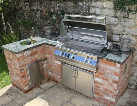 Gas Bbq Grills Outdoor Kitchens, Built In Gas Bbq, Bbq Built In, Brick Bbq Ideas, Bbq Station, Grill Garden, Bbq Place, Outdoor Kitchen Area, Bbq Hut