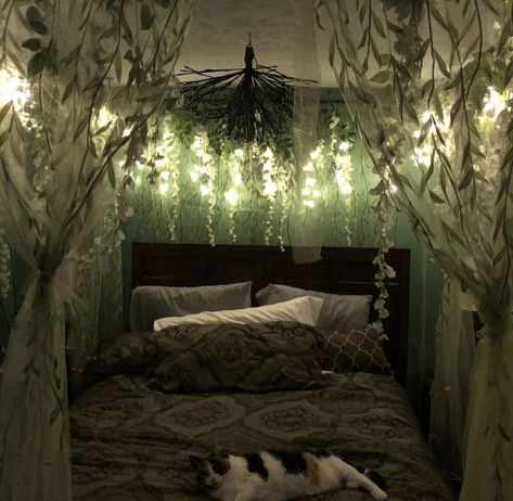 fairy room Forest Bedroom, Forest Room, Bilik Idaman, Grunge Room, Cute Bedroom Decor, Redecorate Bedroom, Dreamy Room, Pretty Room, Dream Room Inspiration