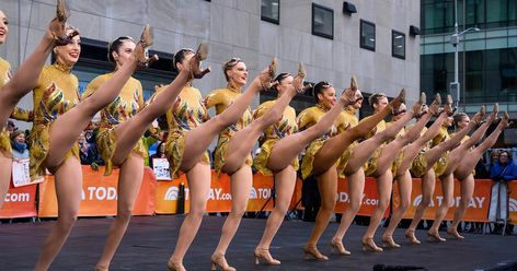 “The Christmas Spectacular” starring the Radio City Rockettes has officially kicked off for the 2018 holiday season. The world-famous dancers join TODAY to perform “Christmas Lights,” a brand new finale, for the first time on television. New York Rockettes, Nova Rockafeller, Nyc Icons, Radio City Rockettes Christmas, Nyc Rockefeller Center Christmas, New York Rockefeller Center Christmas, Radio City Rockettes, Famous Dancers, Christmas Spectacular