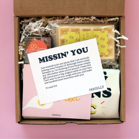 Long-Distance Care Package: Show her or him just how much you miss them with this thoughtful care package (... Friendship Funny, Breakup Gift, Long Distance Best Friend, Birthday Care Packages, Long Distance Friendship Gifts, Distance Friendship, Long Distance Friendship, Miss You Gifts, College Care Package