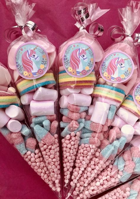 Unicorn Party goodie bag What a great idea for the next kids birthday party with the unicorn theme! Thanks for sharing with us! We love unicorns! balloonas.com    #kids#birthday #idea #unicorn #motto #mottoparty #party#kinder #geburtstag #einhorn #rainbow #pink #idee #diy #selbermachen #food #goodiebag favor Unicorn Candy, Unicorn Party Food, Unicorn Birthday Party Decorations, Unicorn Themed Birthday Party, Unicorn Birthday Cake, Sweet Cones, Unicorn Theme, 6th Birthday Parties, Unicorn Birthday Parties