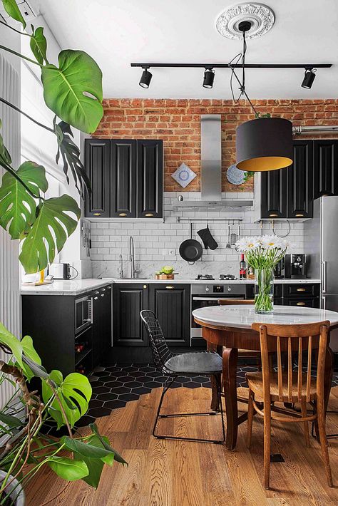 Retro Industrial Kitchen, Black And White Kitchen Cabinets, Industrial Decor Kitchen, Koti Diy, Interior Dapur, Interior Design Per La Casa, Cabinet Ideas, Interior Modern, Raised Panel