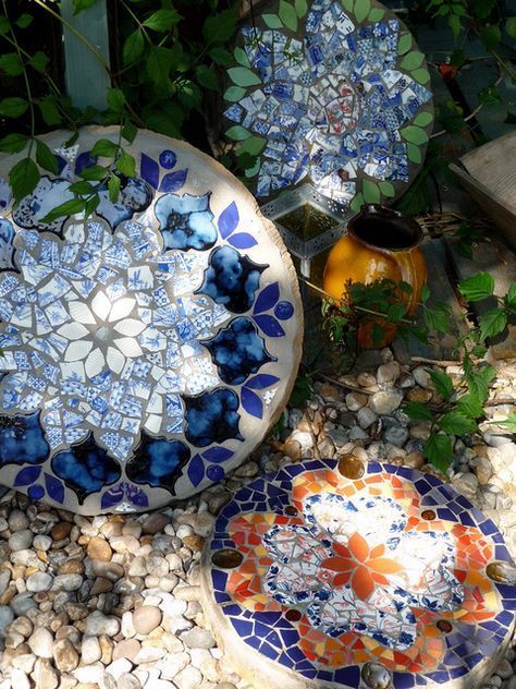 Mosaic Stepping Stone, Stepping Stones Diy, Mosaic Stepping Stones, Jardim Diy, Mosaic Garden Art, Garden Stepping Stones, Mosaic Stained, Garden Steps, Stones Diy