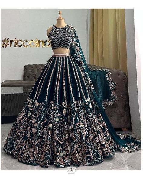 Lehenga For Marriage Function, Outfit For Sangeet Function, Stylish Lehenga Designs, Lehnga Ideas, Heavy Bridal Lehenga, Marriage Clothes, Latest Bridal Lehenga Designs, Best Indian Wedding Dresses, Heavy Lehenga