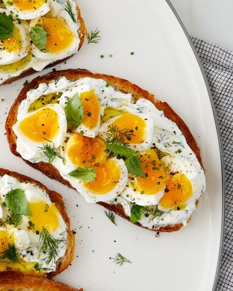 Jammy Egg Toast, Mediterranean Diet Food List, Mediterranean Diet Breakfast, Mediterranean Recipes Healthy, Mediterranean Breakfast, Mediterranean Diet Recipes Dinners, Mediterranean Diet Meal Plan, Easy Mediterranean Diet Recipes, Yogurt Recipe