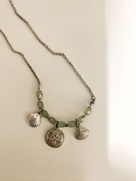 seashell and bead necklace, coastal style Beachy Boho Jewelry, Mermaid Core Jewelry, Grandpa Aesthetic, Coastal Jewelry, Beachy Jewelry, Seashell Jewelry, Girl Jewelry, Wire Art, Coastal Style