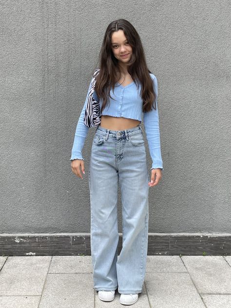 Light Blue Jeans Outfit, Jeans Pants Outfit, Outfits Con Jeans, Blue Jean Outfits, Crop Top With Jeans, Downtown Outfits, Myanmar Dress Design, Stylish Jeans, Stylish Photo Pose