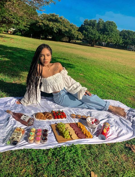 French Picnic Outfit, Picnic Date Ideas Outfit, Outfits Ideas For Picnic, Picnic Casual Outfits, Picnic Date Dress, Girls Picnic Outfit Ideas, Rainbow Picnic Outfit Ideas, Look Picnic No Parque, Picnic Picture Ideas Instagram