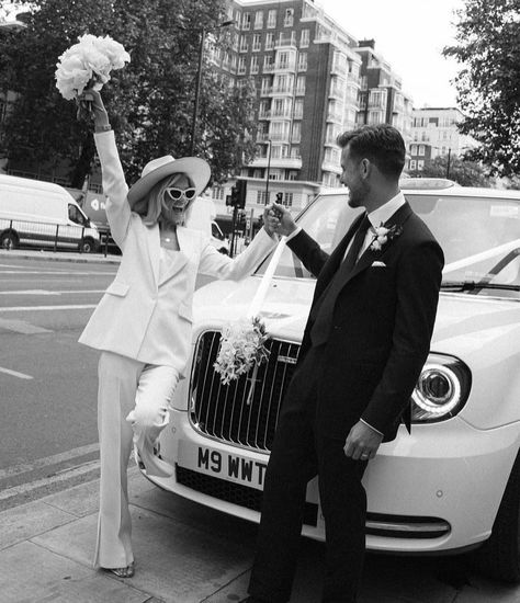 For her courthouse wedding, this bride wore a beautiful suit from Reiss. She paired a white blazer and wide-leg trousers with a brimmed hat and white sunglasses. She finished her look with an all-white bridal bouquet for the chicest courthouse wedding outfit. Click for more bridal suit ideas for any wedding occasion. // Photo: Rebecca Spencer Photography Wedding Suit Women, Reiss Blazer, Wedding Suits For Bride, Best Wedding Suits, White Wedding Suit, Courthouse Wedding Photos, Bride Suit, Bridal Suits, Wedding Sunglasses