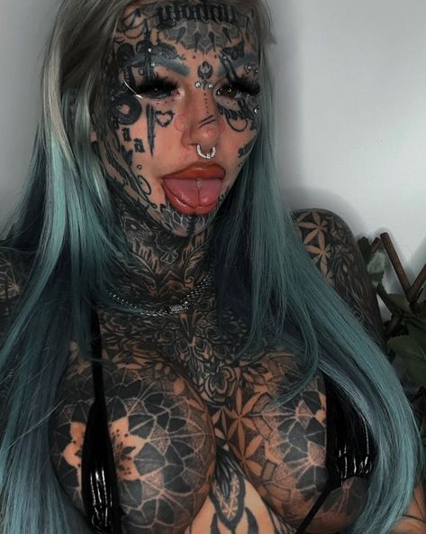 Full Stomach Tattoo Woman, Amber Luke, Tongue Split, Eyeball Tattoo, Face Tats, Face Tattoos For Women, Stomach Tattoos Women, Tattooed Woman, Chicano Style