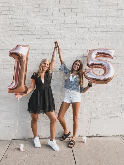 Friend Birthday Pictures, Birthday Poses With Friends, 15th Birthday Photoshoot, Birthday Photoshoot Ideas With Friends, Birthday Photoshoot With Friends, 15th Birthday Photoshoot Ideas, 15th Birthday Ideas, Bday Poses, Best Friend Session