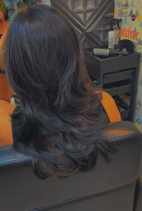 Mid Length Hair With Layers Black, Black Hair Mid Length Layers, Black Hair Mid Length, Black Hair With Layers, Black Hair Layers, Black Hair Haircuts, Brown Layered Hair, Black Wavy Hair, Brown Hair Dye