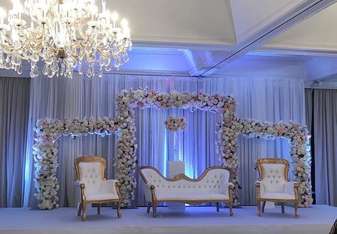 Reception Stage Decor Blue, Somali Wedding Decoration, Wedding Stage Pakistani, Nikkah Stage Decoration, Pakistani Wedding Stage Decor, Wedding Decor Stage, Pakistani Wedding Decoration, Walima Ideas, Engagement Decorations Indian