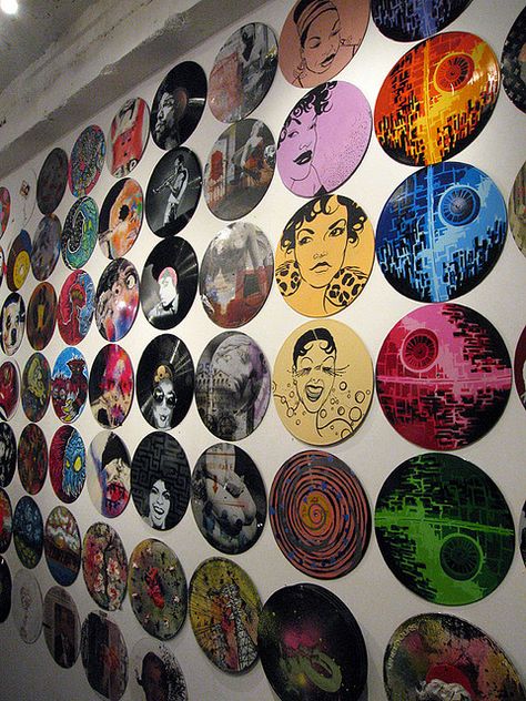 Vinyl record Art, could be SUPER cool on one of the DJ room/lounge walls...maybe have Meg or some cool artists go in on a few vinyls ?? Cool Vinyl Designs, Room Wall Painting Ideas Creative, Art On Records, Painting On Vinyl Records, Cds Art, Music Inspired Art, Vinyl Art Wall, Art Cd, Vinyl Painting