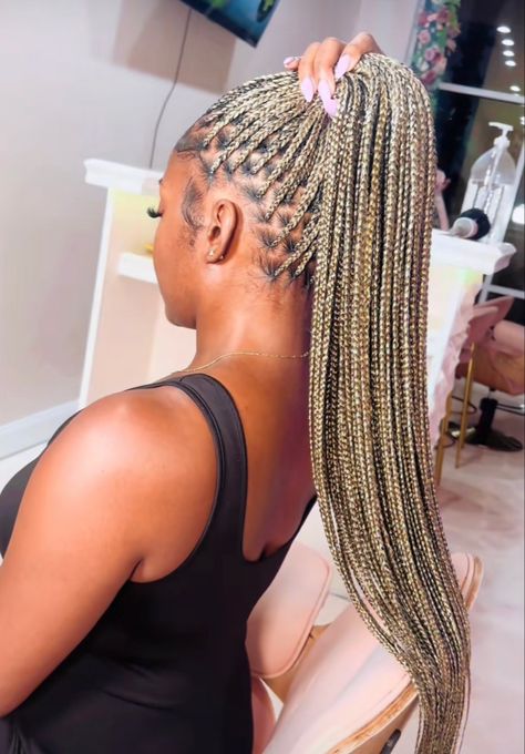 1b/27 Mixed Braids, Ash Blonde Box Braids Black Women, Brown Blonde Mix Knotless Braids, Ashy Blonde Knotless Braids, Blonde Braids Mixture, Summer Braid Colors For Black Women, Balayage Knotless Braids, 613 Mixed Knotless Braids, Mixed Blonde Knotless Braids