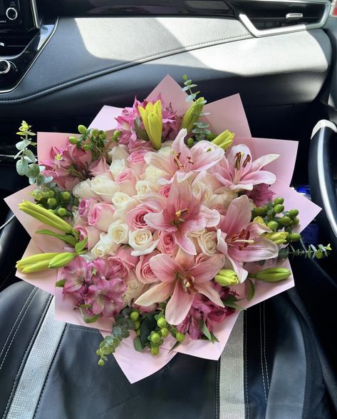 Bouquet Of Flowers From Boyfriend, Cut Flower Bouquet, Summer Nail Colours, Romance Boyfriend, Enjoy Your Trip, Luxury Flower Bouquets, Boquette Flowers, Vibrant Nails, Glitter Flowers