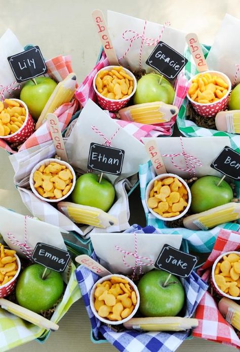 Back-to-School Picnic Lunch Basket Fall Saturday, Lunch Basket, Picnic Birthday Party, School Picnic, Kids Picnic, Fall Picnic, Road Trip Snacks, Picnic Lunch, Picnic Birthday