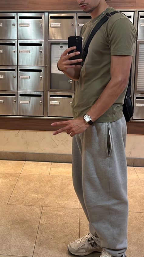 Mens Outfits Sweatpants, Sweatpants Outfit Men, Boys Aesthetic Outfits, Men Aesthetic Outfits, Outfits Sweatpants, Bae Style, Jogging Outfit, Guys Fits, Outfits Athletic