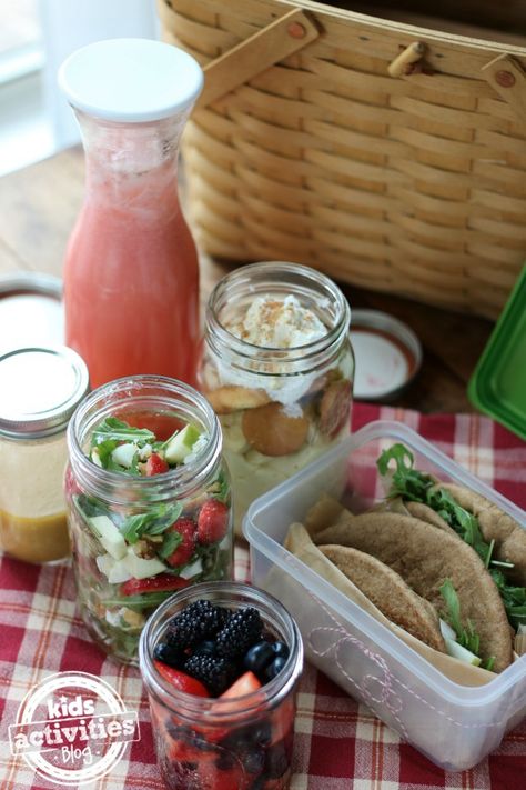 Picnic Food Kids, Picnic Food List, Family Picnic Foods, Perfect Picnic Food, Boxed Lunches, Fun Lunches, 4h Ideas, Pillowcase Dresses, Park Ideas