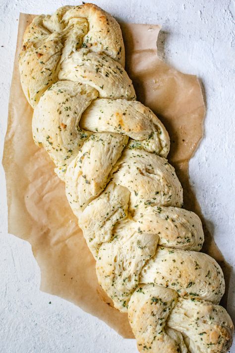 If you're on the lookout for a great garlic bread recipe, and you like garlic knots, you've got to try this show-stopping Garlic Knot Bread. Garlic Knot Bread, Knot Bread, Garlic Knot, Homemade Bread Recipes, Homemade Garlic Bread, Herb Bread, Garlic Knots, Braided Bread, Garlic Bread Recipe