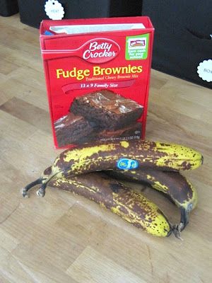 banana brownie recipe super easy. supposed to taste like chocolate covered bananas. Just make your favorite brownie mix, then add 2-3 mashed bananas. makes it super moist. Banana Brownie Recipe, Chocolate Banana Brownies, Boxed Brownie Recipes, Betty Crocker Fudge Brownies, Banana Cake Mix, Banana Recipes Easy, Brownie Mix Recipes, Cake Mix Brownies, Banana Bread Brownies