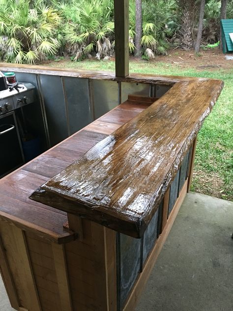 Live edge bar top Live Edge Outdoor Bar, Guest Kitchen, Outdoor Wood Bar, Pallet Bars, Live Edge Bar Top, Outdoor Countertop, Wood Bar Top, Bar Countertop, Bar Countertops