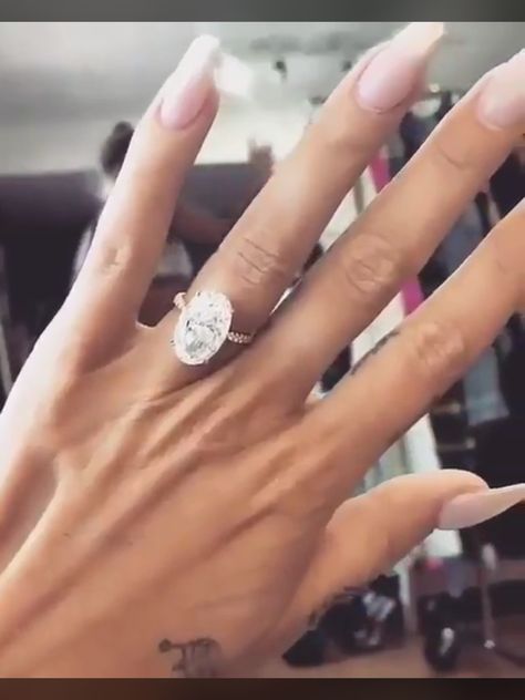 Hailey Baldwin Wedding, Wedding Ring Goals, Hailey Bieber Wedding, Hayley Bieber, Dream Wedding Ring, Oval Engagement Ring, Engagement Ring Inspiration, Oval Diamond Ring, Accesories Jewelry