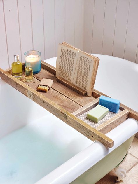 Diy Bath Shelf, Diy Bath Caddy, Bath Rack Ideas, Bath Board Wooden, Bath Shelf Ideas, Bath Tray Ideas, Bath Caddy Ideas, Bath Caddy Diy, Diy Bathroom Accessories