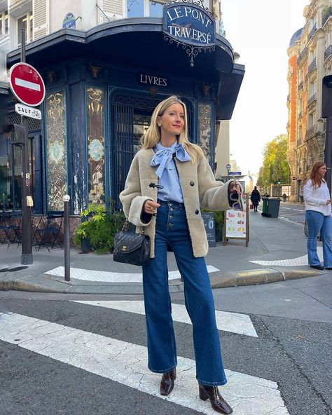 Memory of a day in Bordeaux 🩵 | Instagram Dark Blue Jeans Outfit, Jeans Boots Outfit, Baggy Jeans For Women, Modest Casual Outfits, Womens Flare Jeans, Style Parisienne, Blue Jean Outfits, High Waisted Flare Jeans, Jean Straight