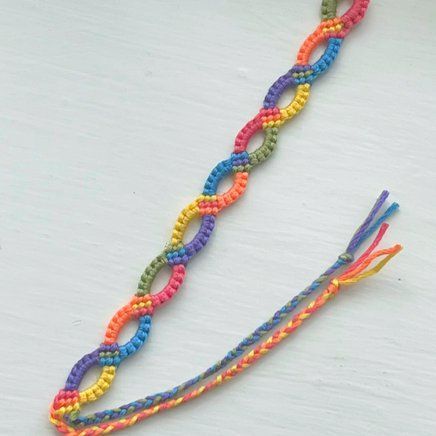 Pretty Friendship Bracelet Patterns, Embroidery String Bracelet Patterns, Small Friendship Bracelets, Chain Bracelet Pattern, Triangle Friendship Bracelet, Beginner Friendship Bracelets, Friendship Bracelets Flower, Summer Friendship Bracelets Pattern, Embroidery String Bracelets