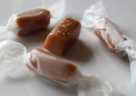 Sea Salt Caramels, so delicious and fun to make! Caramel Candies Recipe, Homemade Holiday Treats, Microwave Caramels, Beer Pretzels, Dessert Simple, Christmas Candy Recipes, Caramel Candy, Caramel Recipes, Homemade Caramel