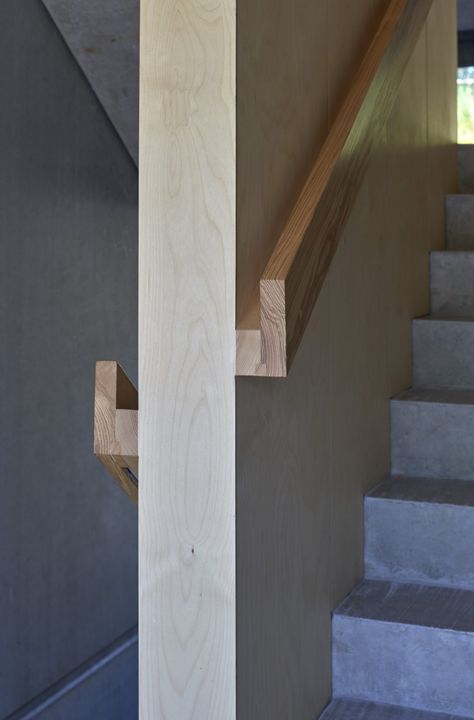 Diy Wood Handrails For Stairs, Unique Handrails For Stairs, Handrail For Narrow Staircase, Handrails For Narrow Stairs, Handrail Design For Stairs, Modern Staircase Handrail, Interior Handrail Ideas, Plywood Handrail, Floating Handrail