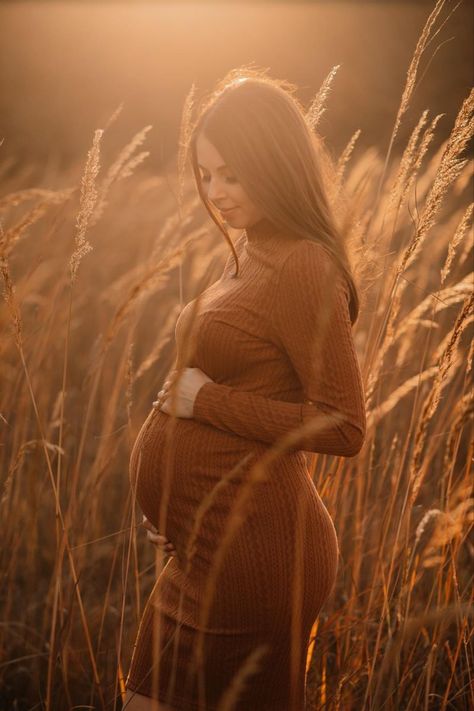 Maternity Photo Shoot Ideas Feild, Budget Maternity Shoot, Rustic Fall Maternity Photos, Maternity Shoot November, Fall Field Maternity Pictures, Fall Farm Maternity Pictures, Maternity Pictures In March, Maternity Pic Outfits, Fall Maternity Photos Mom Only