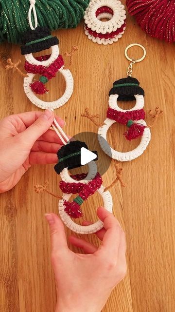 Macrame Snowman Ornament, Macrame Xmas Decorations, Macrame Snowman, Macrame Santa, Christmas Glitter Ornaments, Macrame Christmas Ornaments, Clothespin Crafts Christmas, Macrame Designs, Clothespin Crafts