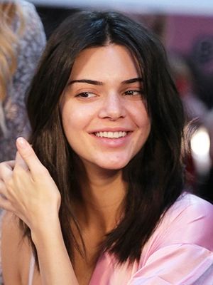 Kendall Jenner Acne, Kendall Jenner Eyebrows, Kendall Jenner Skin, Kendall Jenner Face, Celebrity Acne, Celebrity Beauty Secrets, Acne Skincare Routine, Natural Acne Remedies, Sephora Skin Care