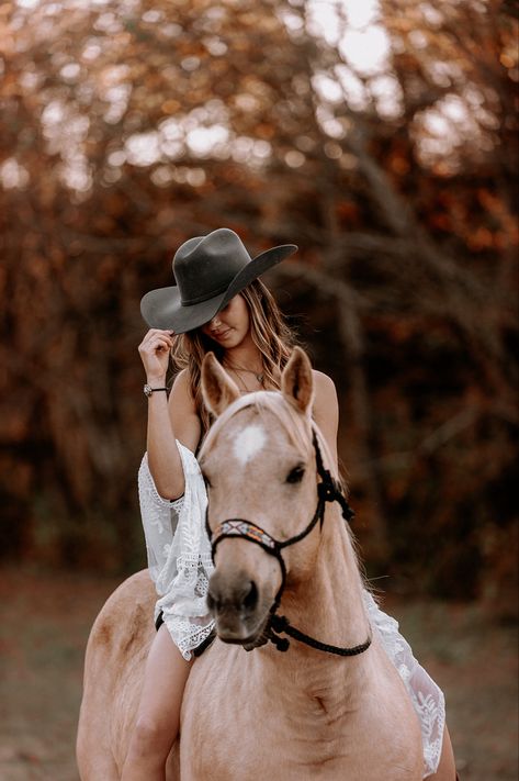 Iphone Contacts Aesthetic, Senior Horse Photography, Cowgirl Senior Pictures, Aesthetic Couple Poses, Halloween Costumes Couple, Equestrian Photoshoot, Couples Wallpaper, Horse Photoshoot Ideas, Equine Photography Poses