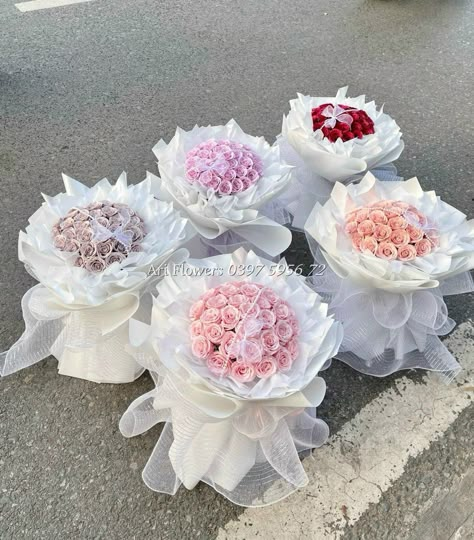 Round Rose Bouquet, Paper Rose Craft, Rose Craft, Wrap Flowers, Round Bouquet, Rose Crafts, Crochet Bouquet, How To Wrap Flowers, Paper Rose