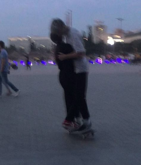 Dark Skateboard Aesthetic, Skater Bf Aesthetic, Skateboard Couple Aesthetic, Loser Bf Aesthetic, Couples Aesthetics Dark, Perfect Couple Aesthetic, Skateboarder Aesthetic, Silly Couple Aesthetic, Skater Couple Aesthetic